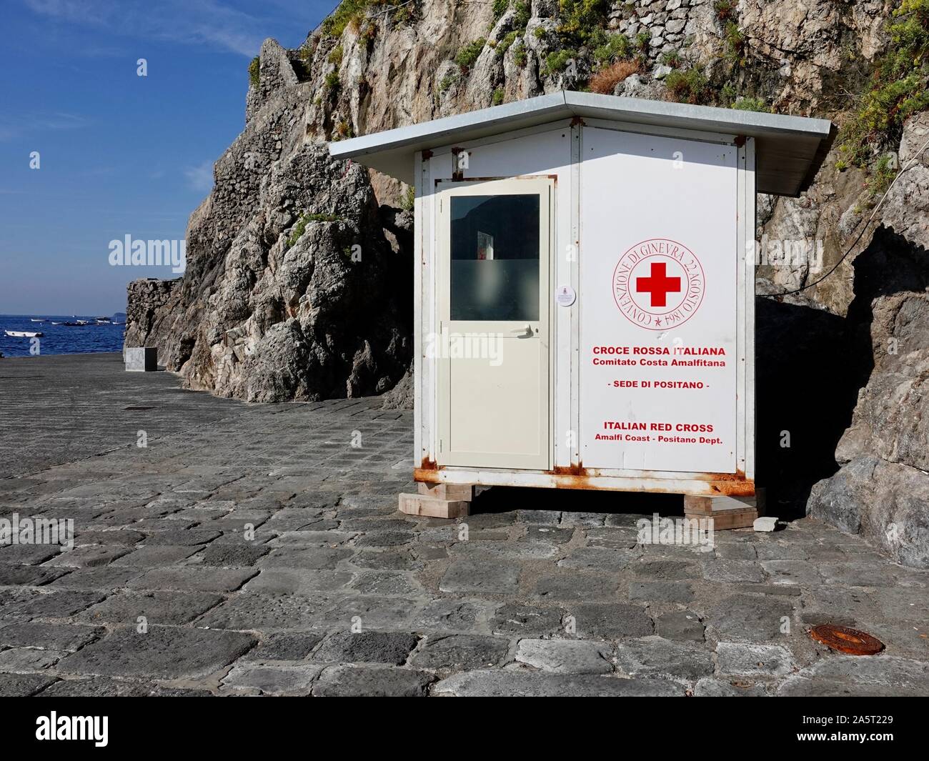 Croce Rossa Italiana, Croix-Rouge italienne, hutte au bord de la côte méditerranéenne d'Amalfi à Positano, Italie. Banque D'Images