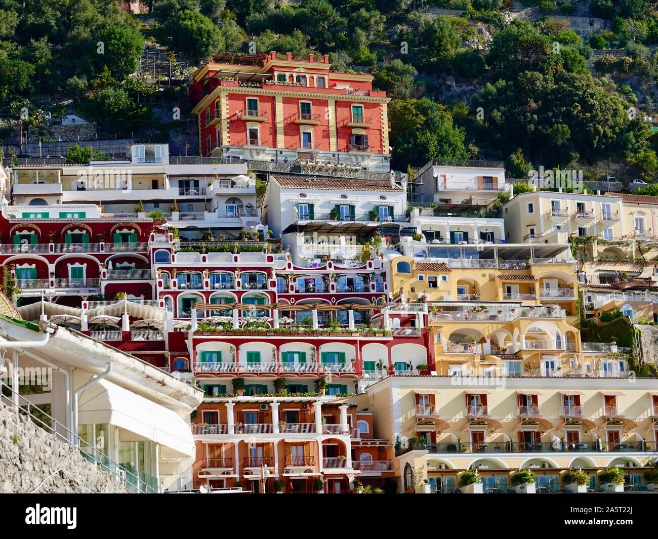 Villas, maisons et hôtels mitoyens, dans la ville côtière amalfitaine de Positano, en Italie. Banque D'Images