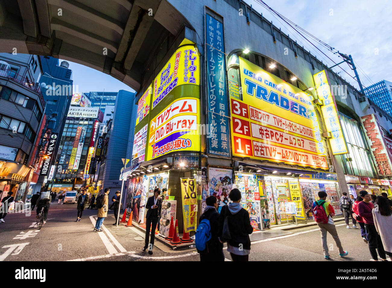 Tokyo, Akihabara. Immeuble d'angle, extérieur, deux magasins de seconde main magasin de jeux et DVD et Blu-ray boutique. À chaque entrée, des affiches et des bannières. Banque D'Images