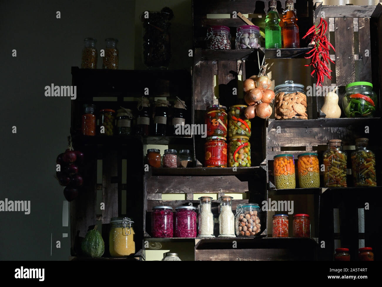 Garde-manger de l'automne avec les pots avec Légumes Marinés Banque D'Images