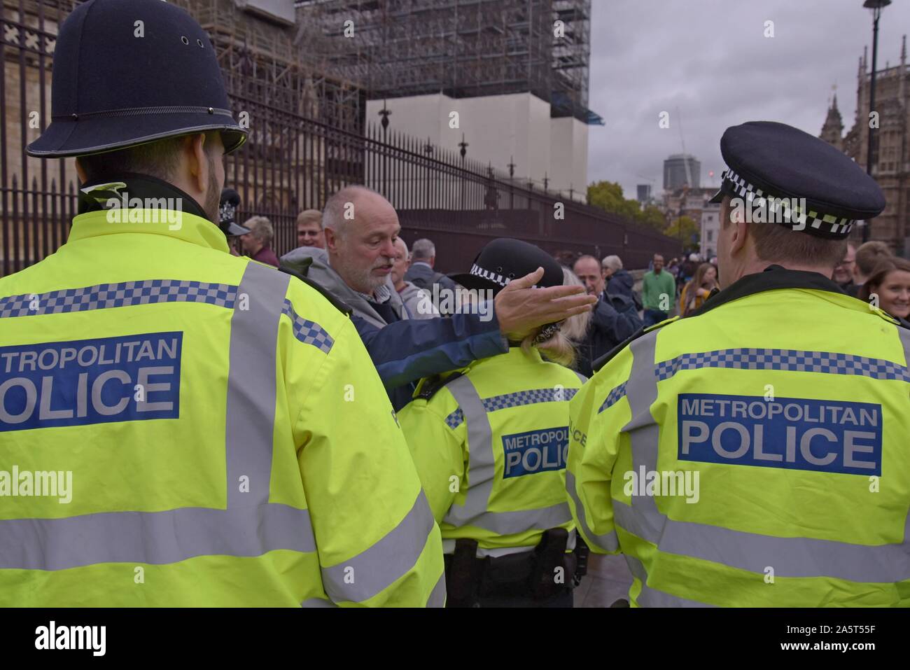 Brexit rester et laisser leurs commentaires à l'extérieur chauffée change militants le Palais de Westminster que MP's continuent de débattre Brexit 21 Octobre 2019 Banque D'Images