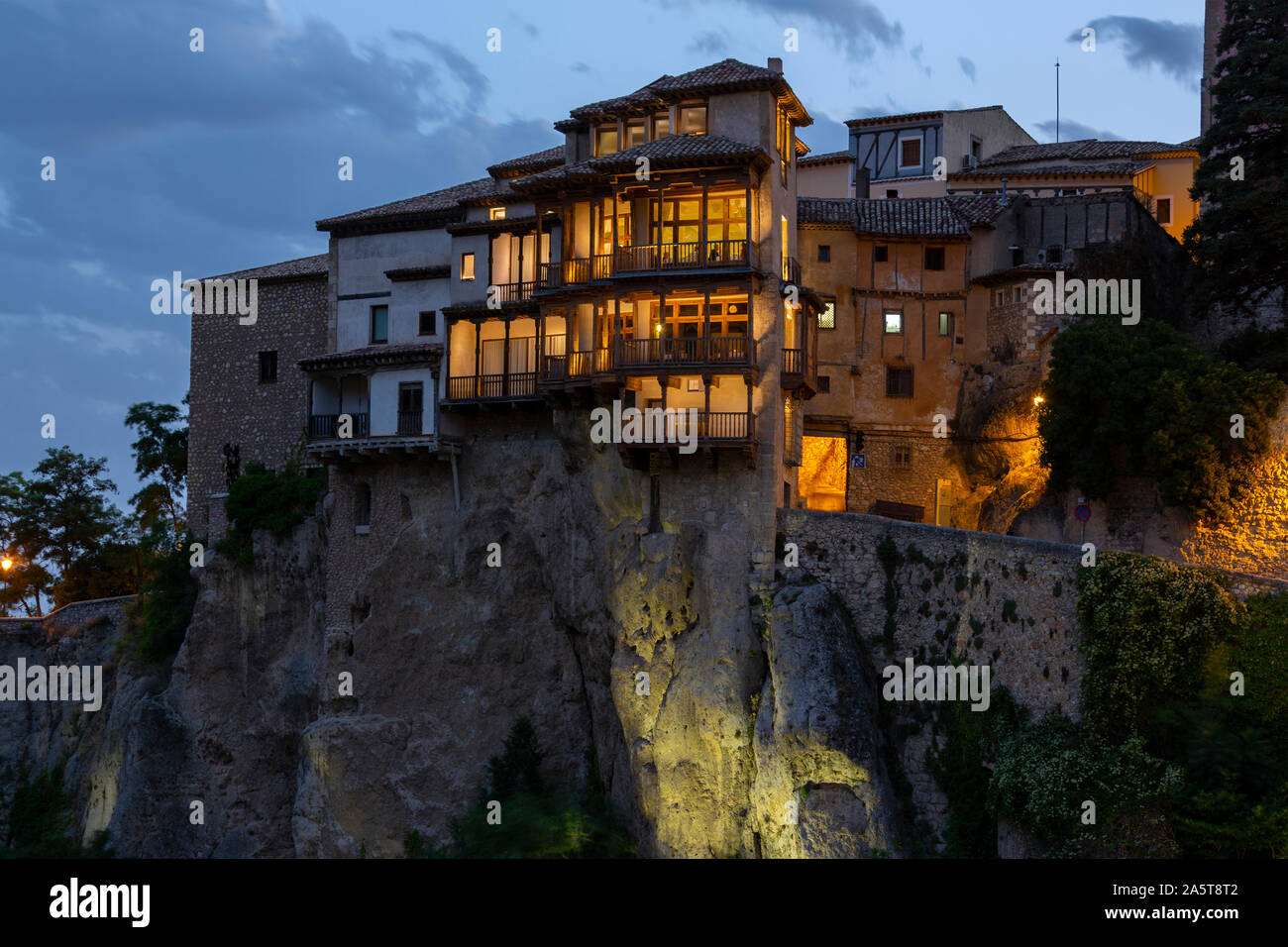 Maisons suspendues dans la ville de Cuenca dans la région de Castille-La Manche du centre de l'Espagne. Banque D'Images