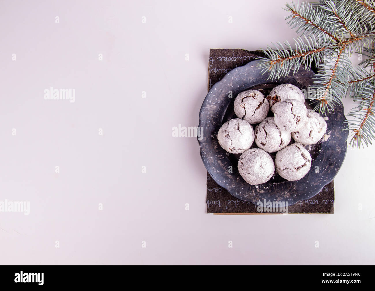 Boules de Noël traditionnel chocolat amande cookies biscuits recouverts de sucre en poudre. Thé russe des gâteaux, biscuits, Mariage mexicains.« Butterballs » Banque D'Images