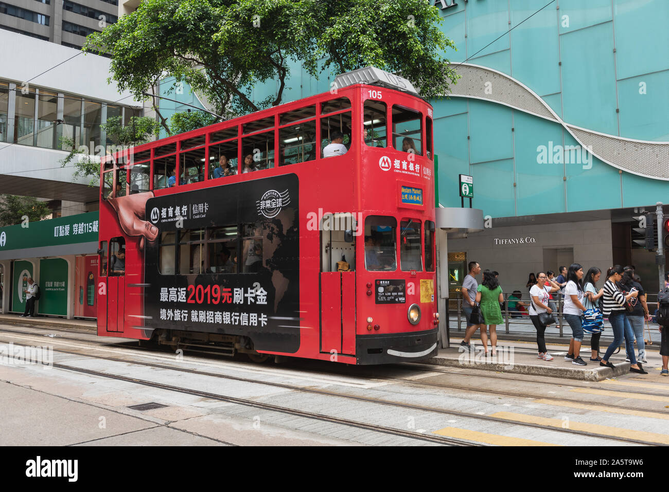 Tramway à double étage sur rue animée du centre de Hong Kong. Les tramways à double étage est le plus abordable et pratique du système de transport à Hong Kong. Banque D'Images