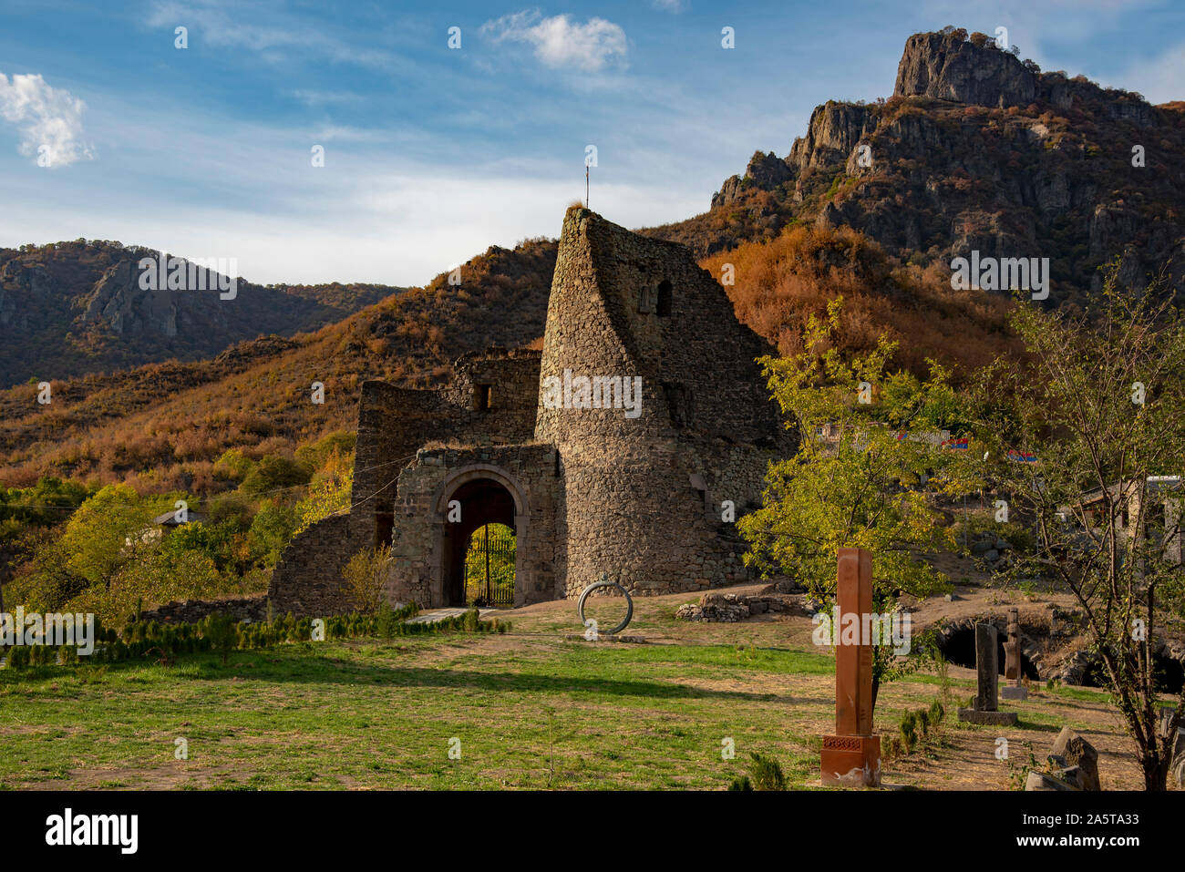 Brique ancienne tour ruinée, mur et gate dans le contexte de la montagne et du ciel. Banque D'Images