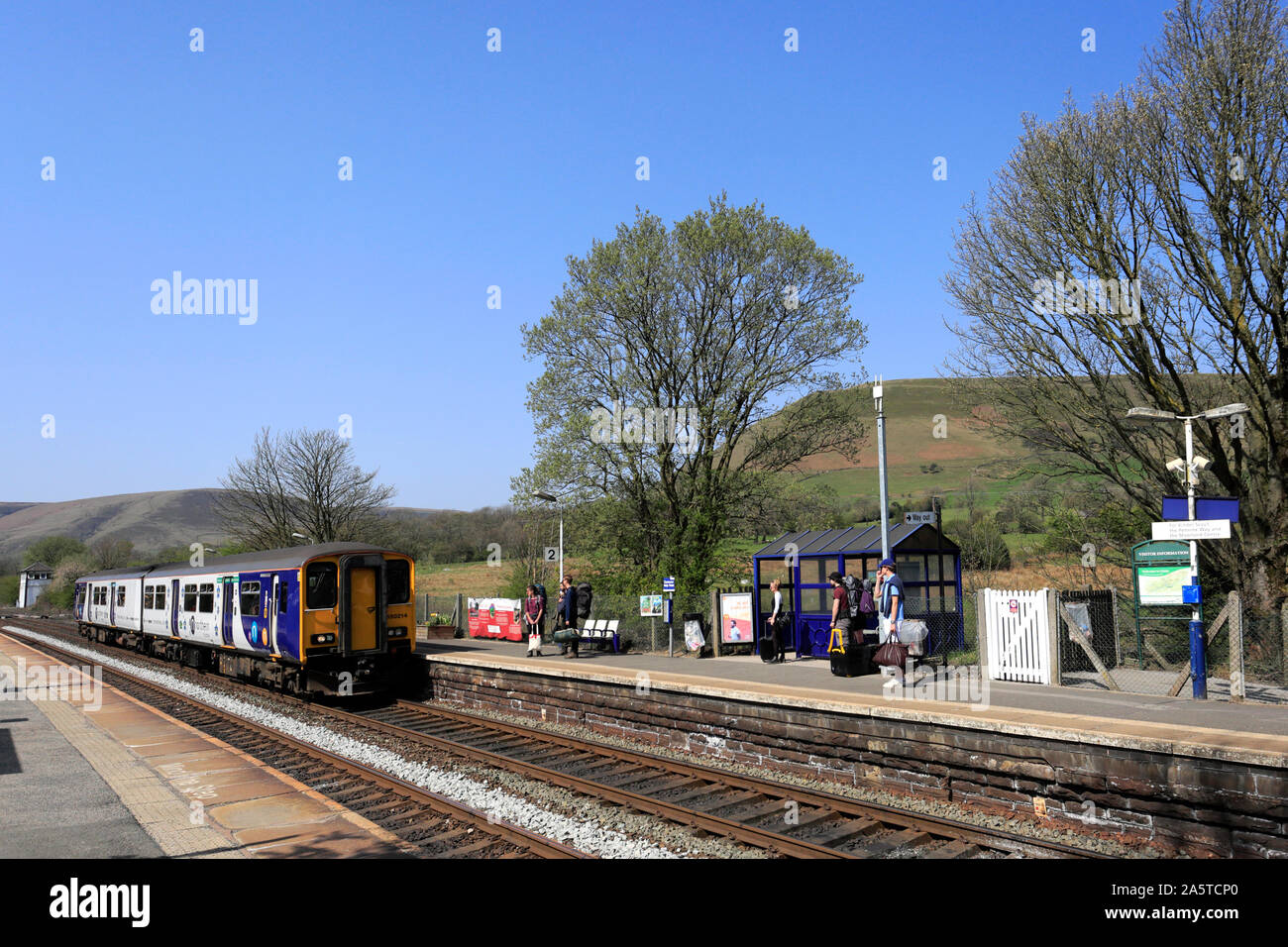 Les trains du Nord 150214 à Edale Gare, Parc national de Peak District, Derbyshire, Angleterre, RU Banque D'Images