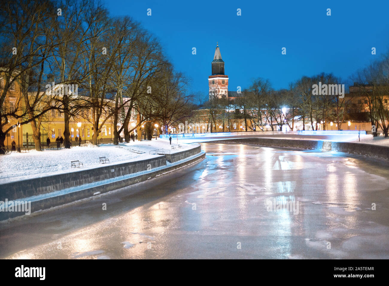 Turku, Aura rivière avec Cathédrale et pont, la Finlande. Banque D'Images