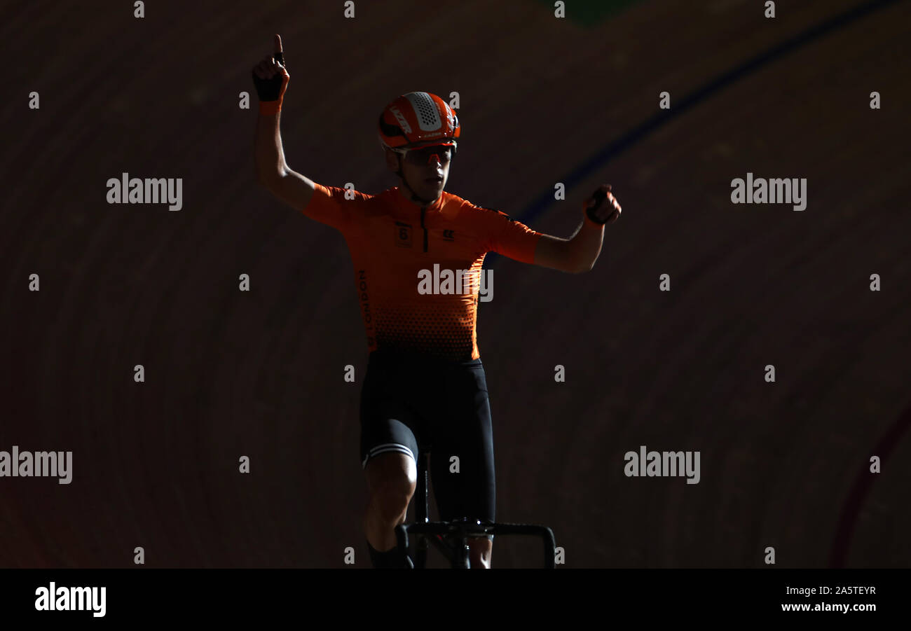 Hoppezak Vincent néerlandais célèbre après avoir remporté le titre du 21's 40K Madison avec coéquipier Philip Heijnen durant la première journée de l'Phynova six jours de cyclisme à Lee Valley VeloPark, Londres. Banque D'Images