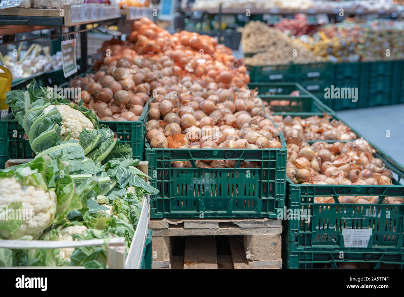 Des légumes frais dans les supermarchés et sur les marchés dans des caisses d'agriculteurs Banque D'Images