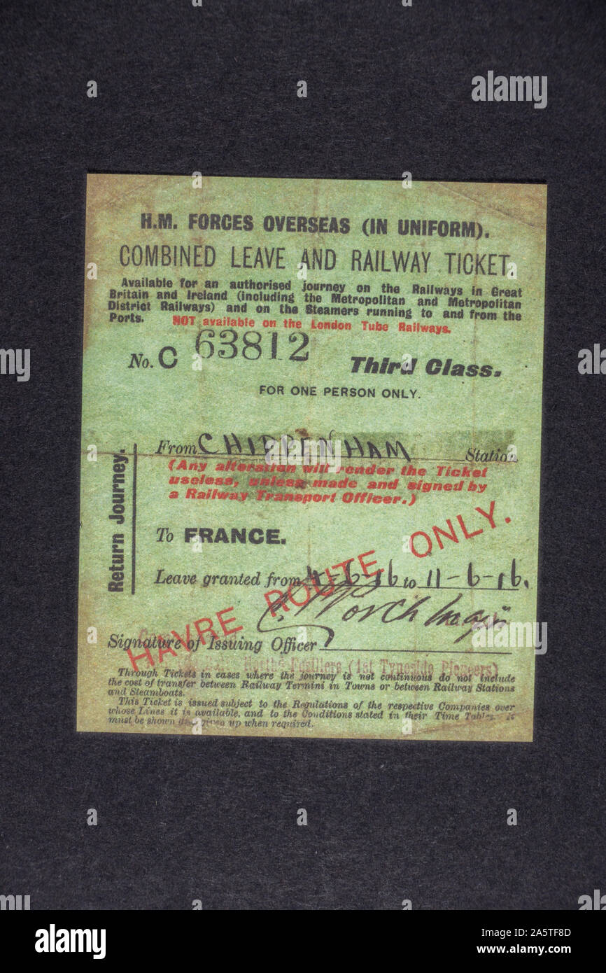 Un HM Forces outre-mer (en uniforme) et congé combiné Ticket de chemin de fer, un morceau de répliques de souvenirs de l'ère de la Première Guerre mondiale. Banque D'Images