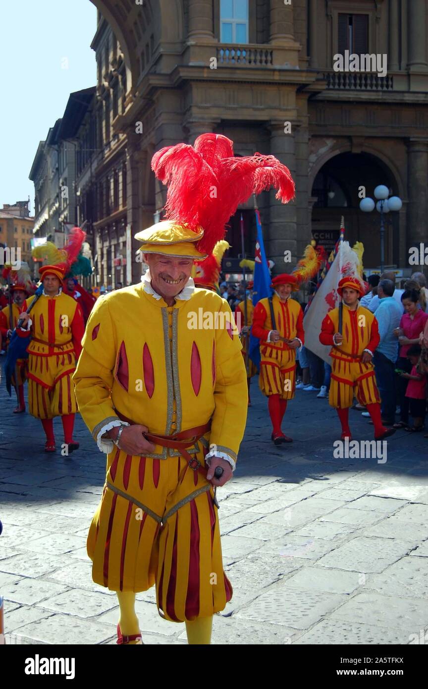 Vue d'un sourire joueur portant le costume traditionnel, en prenant part à un défilé pour le Calcio Storico tournoi de football à Florence, Italie, juin 2011 Banque D'Images