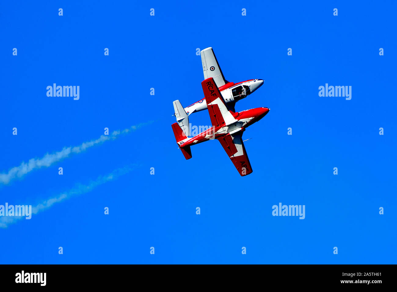 Deux membres des Forces canadiennes Le 431e Escadron de démonstration aérienne Vol en formation dans le cadre d'un salon en 2019 sur le port de Nanaimo sur Vancouver Isl Banque D'Images