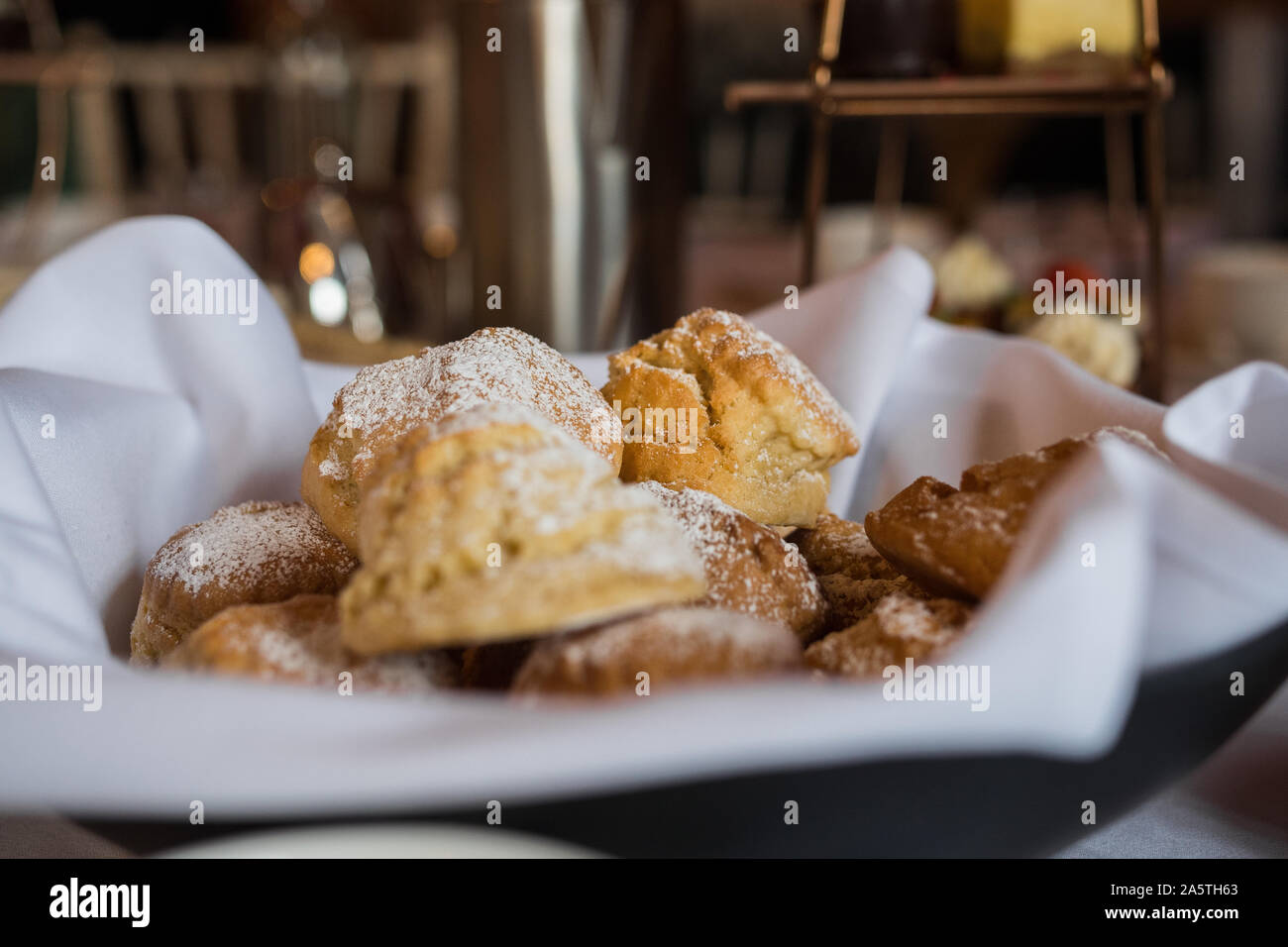 De délicieux scones de près de Eynsham une serviette blanche. Anglais nourriture exquise Baker. Hôtel particulier classé Grade II près de North Leigh près de Oxford Banque D'Images