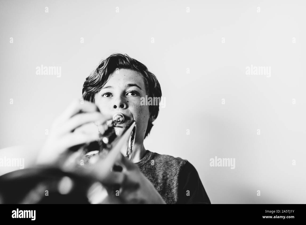 Boy practicing trompette Banque D'Images