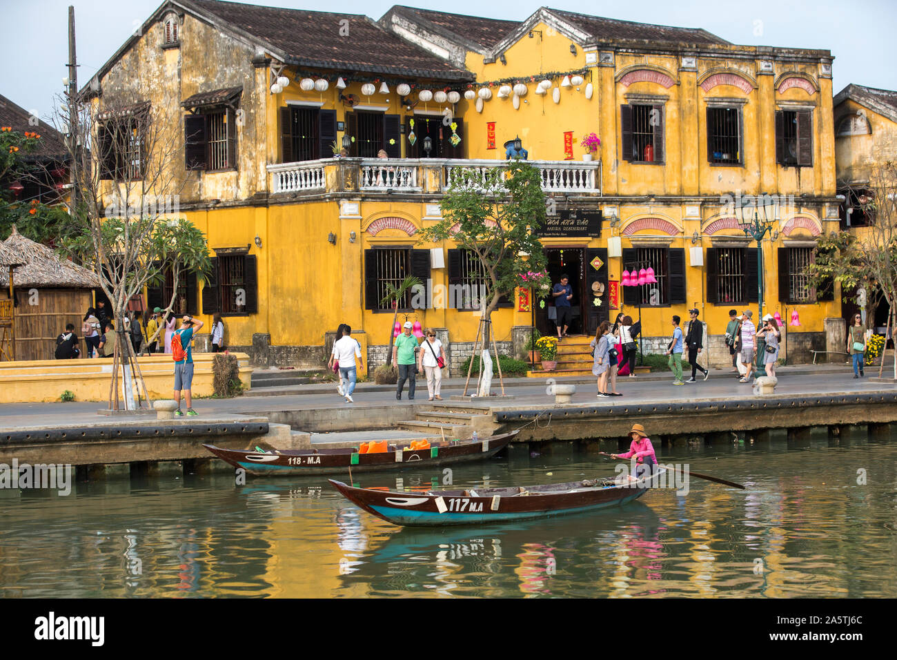 Femme sur un bateau avec Hoi An Scène de rue à l'arrière-plan Banque D'Images