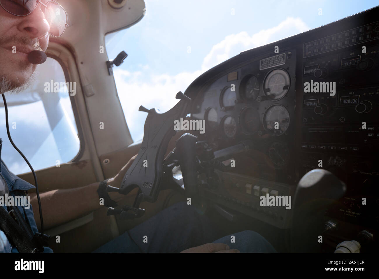 Vue à l'intérieur du cockpit d'un petit avion avec un pilote à off Banque D'Images