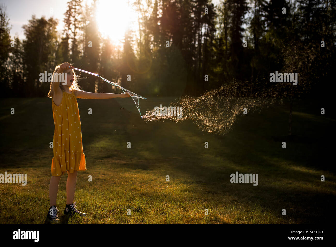 9 ans, fille, surpris son géant bubble sauté Banque D'Images