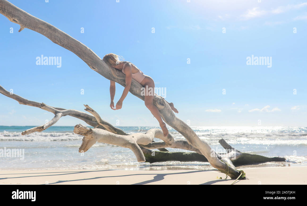 Woman relaxing on beach Banque D'Images