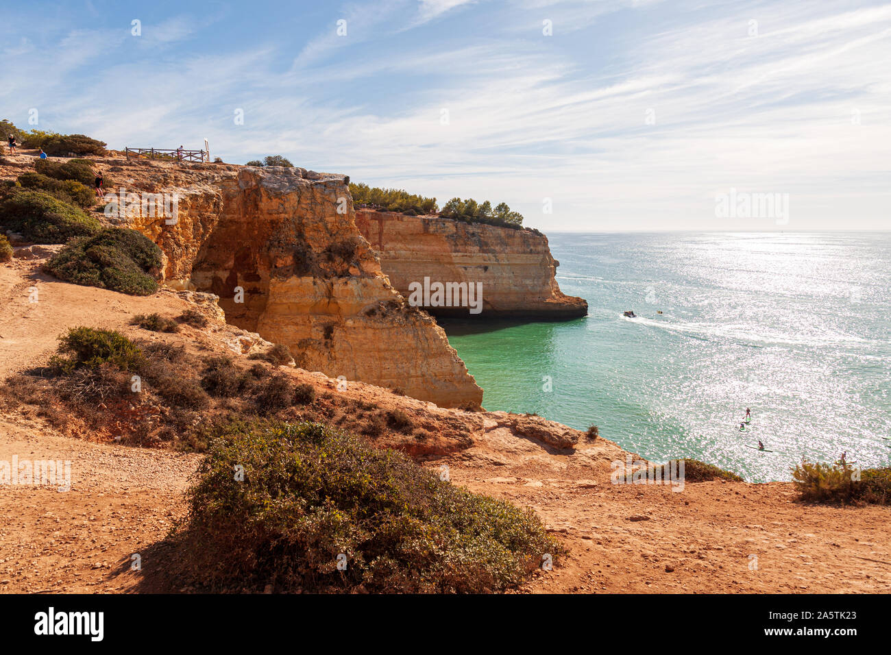 Vue de la côte de l'algarve la fin de l'été d'affleurements rocheux grottes et falaises de la mer Banque D'Images