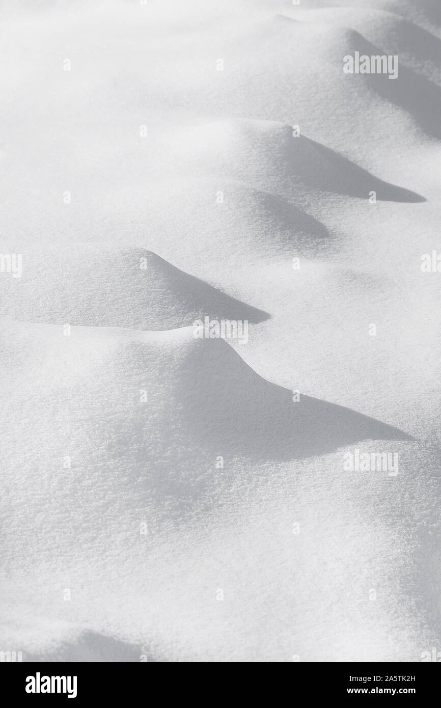 Paysage d'hiver avec les bancs de neige. Tout blanc. Banque D'Images