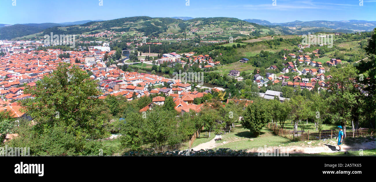 Bosnie-Herzégovine, ville de Visoko et fleuve Bossna, Europe, grand panorama en été. Célèbre site archéologique. Banque D'Images