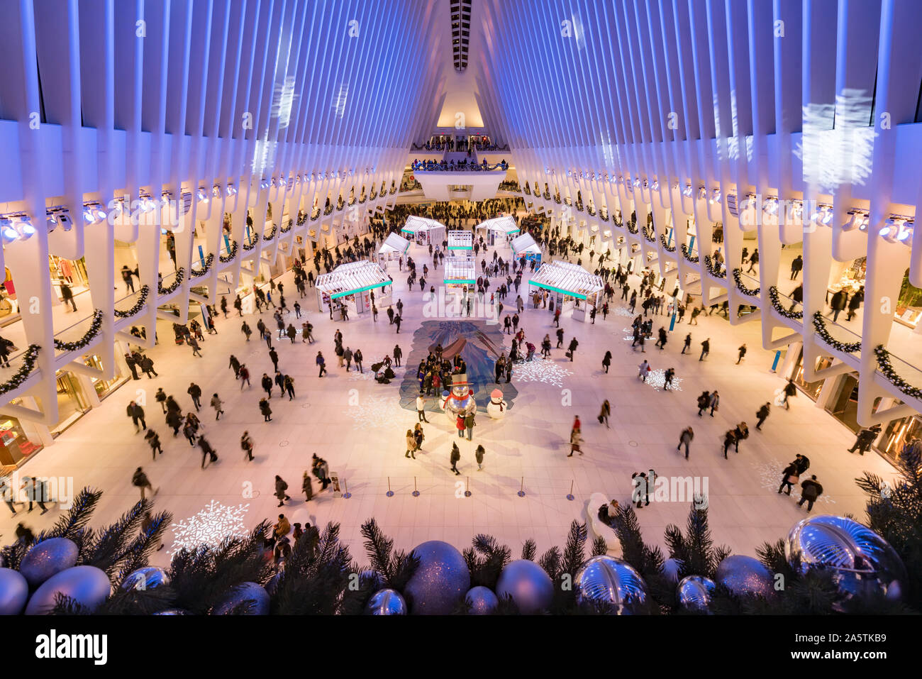 L'Oculus intérieur avec des décorations de Noël en hiver. Le Westfield World Trade Center, Manhattan, Financial District, New York City, NY, USA Banque D'Images