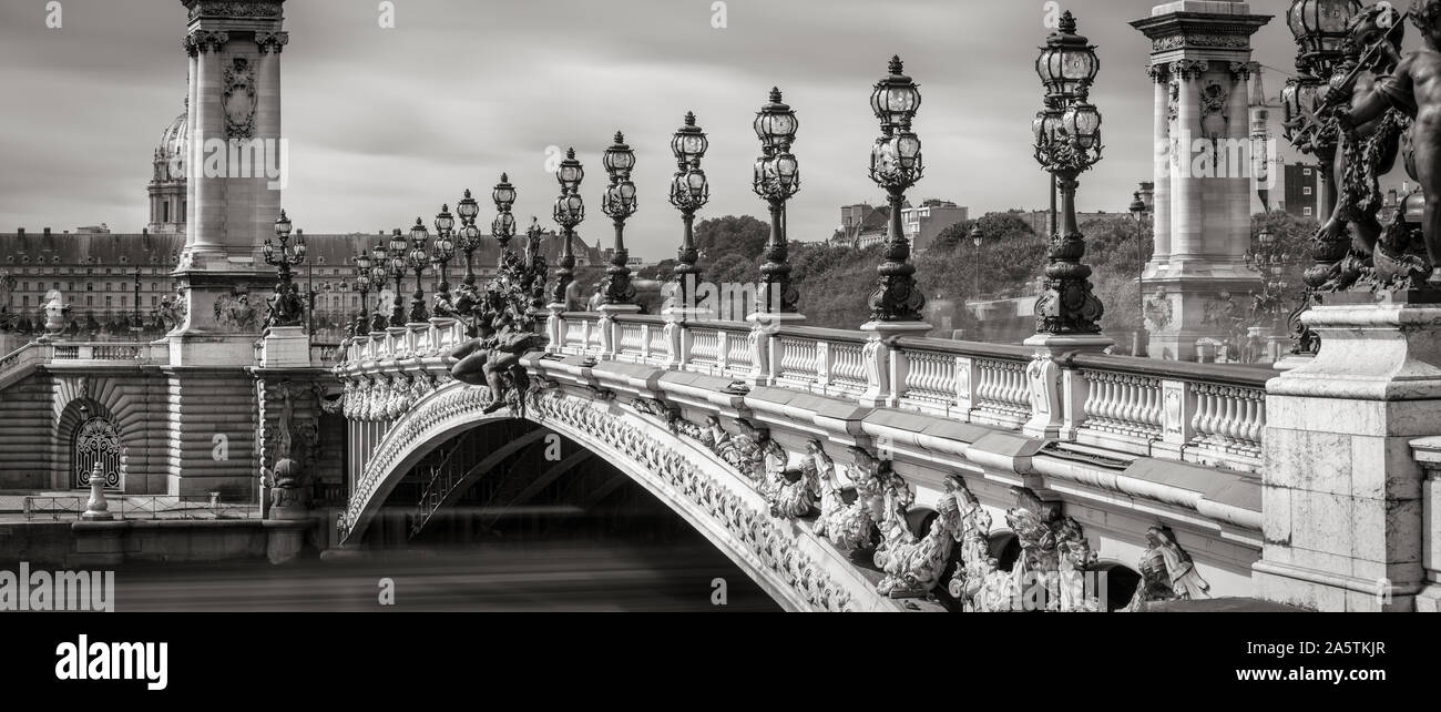 Close-up de Pont Pont Alexandre III avec ses candélabres et lampadaires en noir et blanc. Paris, France, 7e arrondissement Banque D'Images