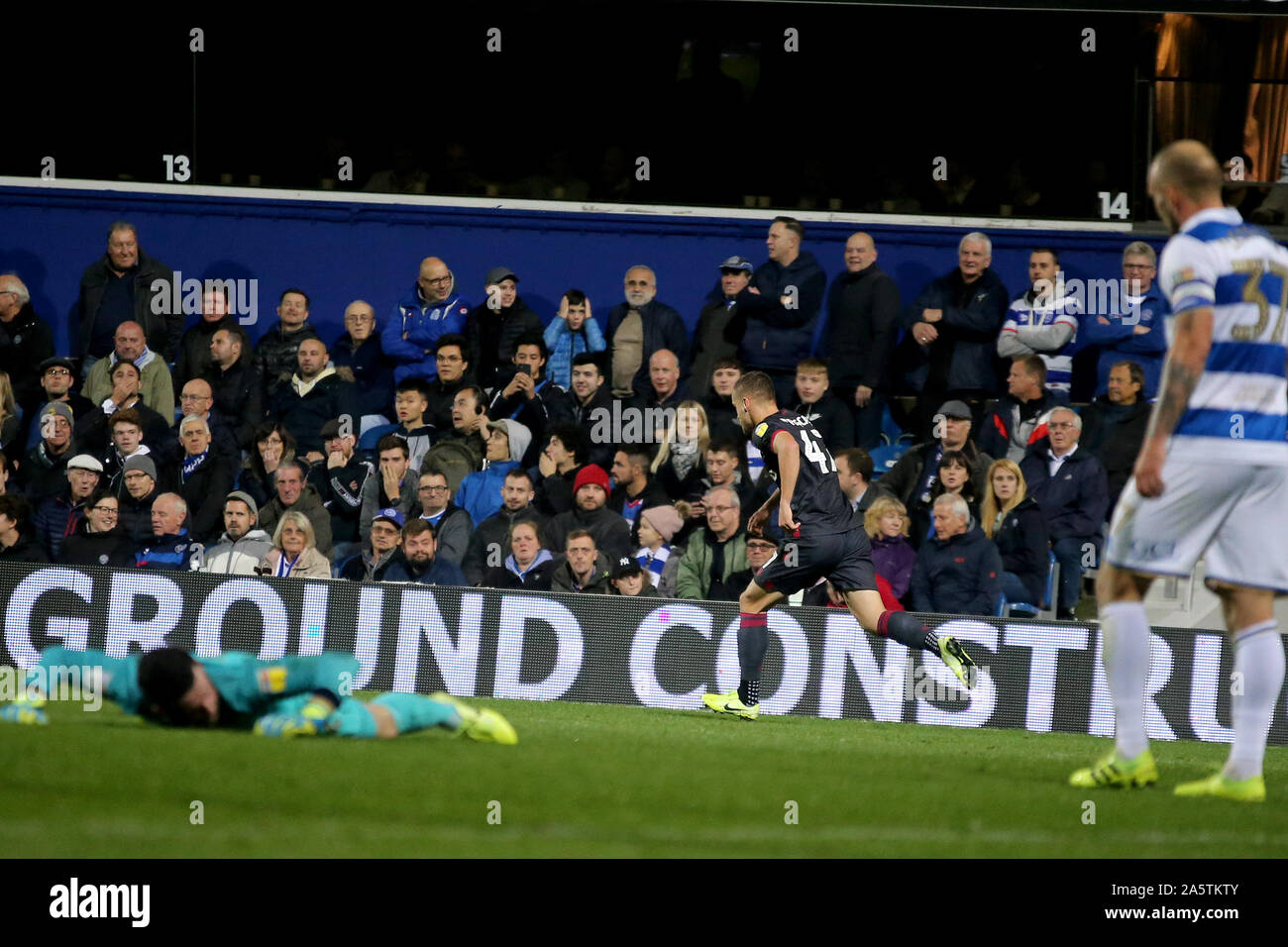 Londres, Royaume-Uni. 22 octobre, 2019. George Pu ?ca ? De lecture célèbre après avoir marqué son premier but de l'équipe au cours de l'EFL Sky Bet match de championnat entre les Queens Park Rangers et lecture à la Fondation Prince Kiyan Stadium, Londres, Angleterre le 22 octobre 2019. Smeeth photo de Tom. Usage éditorial uniquement, licence requise pour un usage commercial. Aucune utilisation de pari, de jeux ou d'un seul club/ligue/dvd publications. Credit : UK Sports Photos Ltd/Alamy Live News Banque D'Images