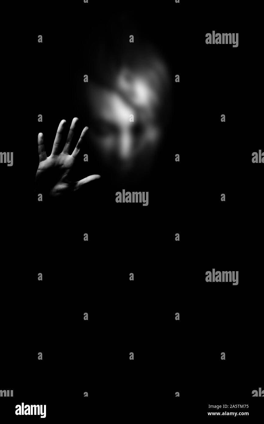 Geste montrant une femme à la main d'arrêt. La violence contre les femmes ou d'horreur. arrière-plan concept Portrait noir et blanc. Banque D'Images