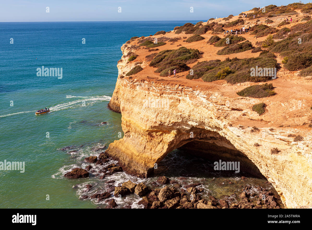 Benagil est un petit village portugais sur la côte atlantique dans la municipalité de Lagoa, Algarve, Benagil grottes sont un endroit populaire pour des excursions en mer Banque D'Images