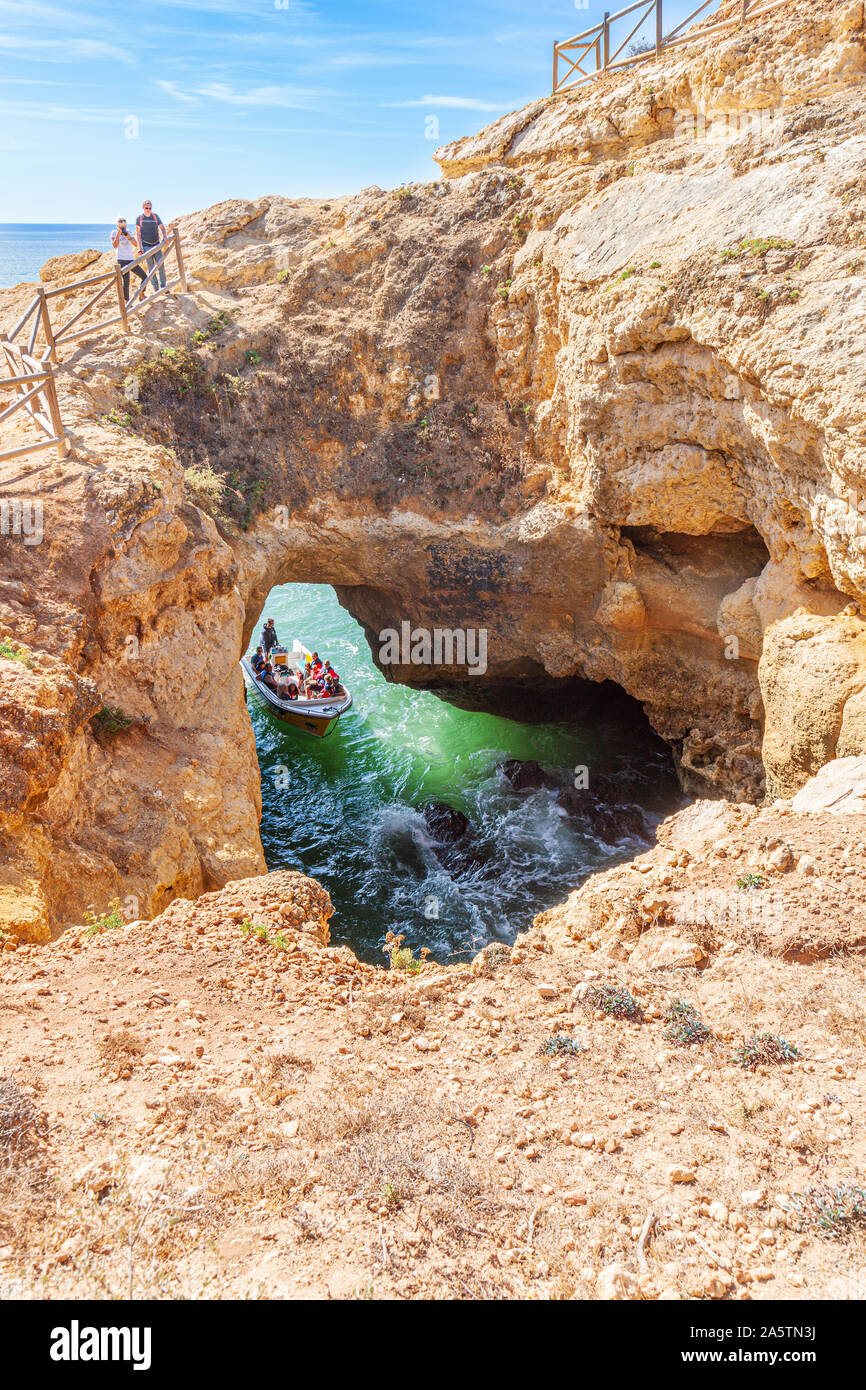 L'entrée en bateau mer agitée sur la côte de l'Algarve portugal Banque D'Images