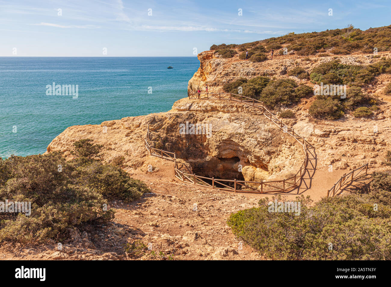Cliff cave sur l'algarve portugais portugal avec surround clôture de sécurité Banque D'Images