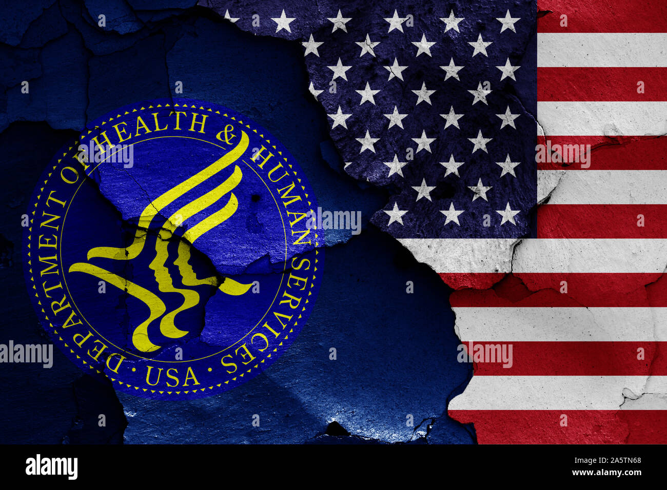 Drapeaux du ministère de la Santé et des Services humains et USA peint sur mur fissuré Banque D'Images