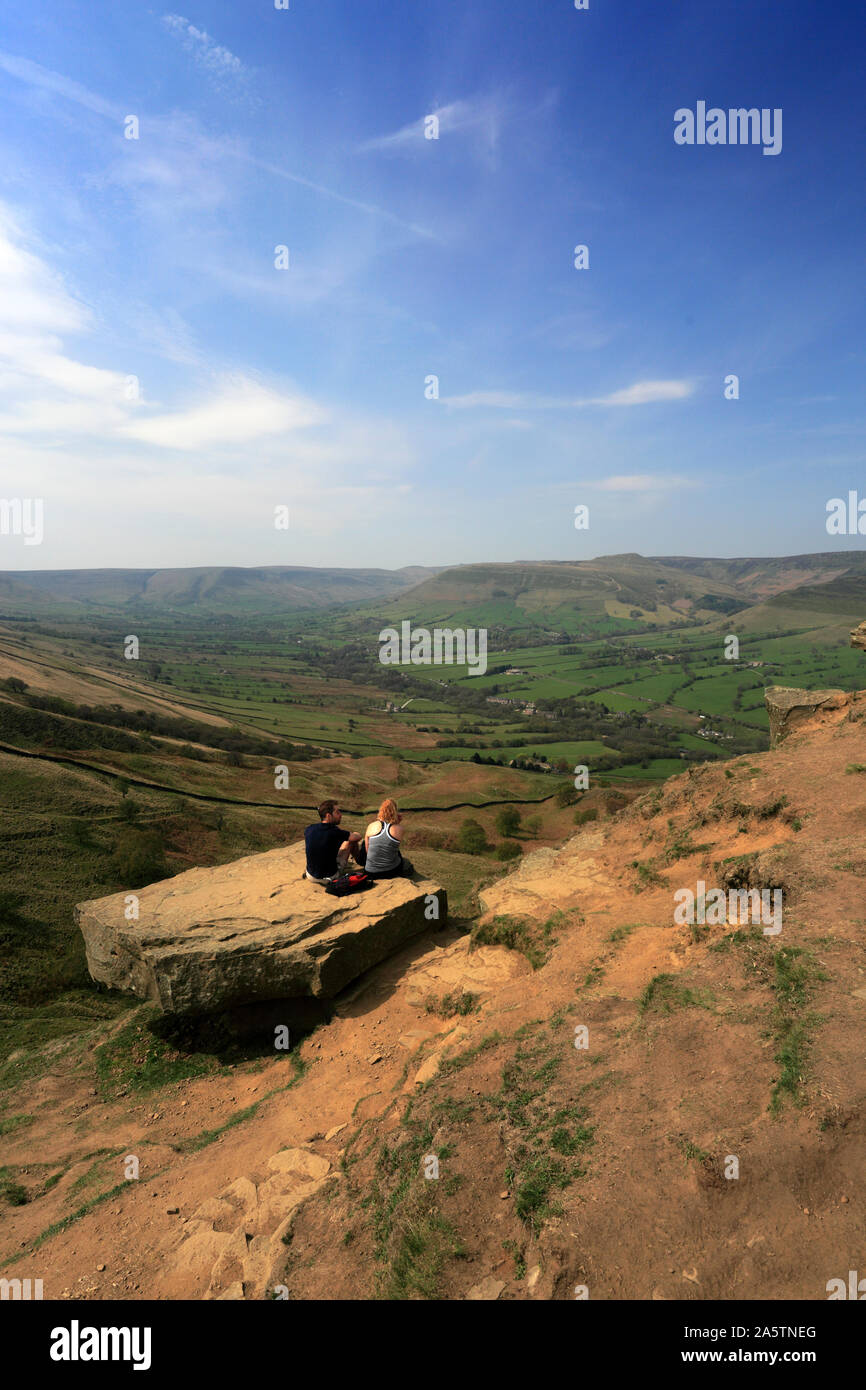 Les promeneurs sur Loosehill Ridge, Vale de Edale, Derbyshire, Peak District National Park, Angleterre Banque D'Images