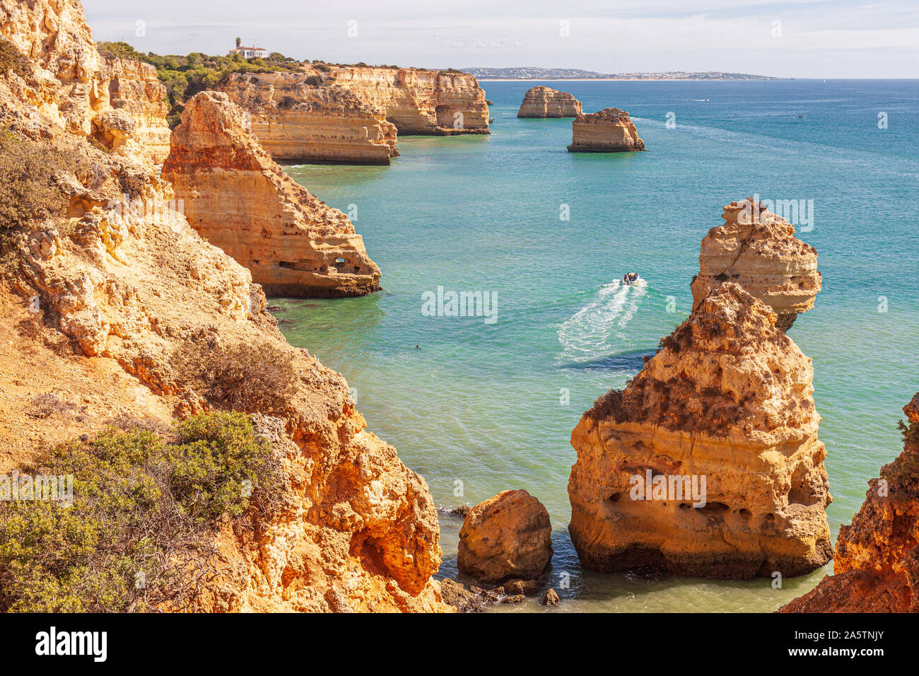 Praia da Marinha, robuste côte rocheuse de grès, formations rocheuses dans la mer, Algarve, Portugal Banque D'Images