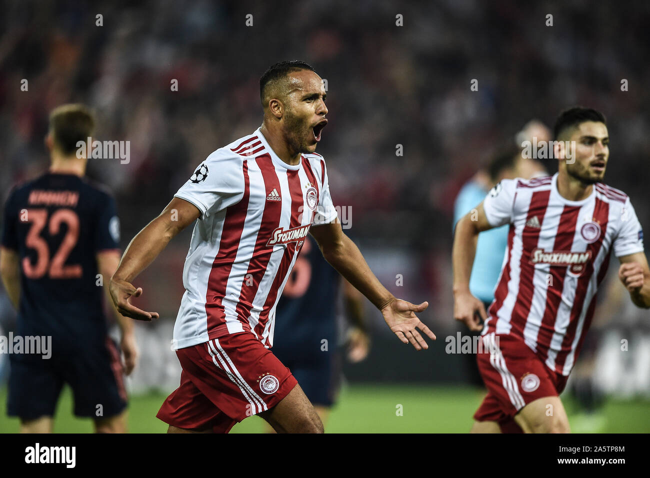 22 octobre 2019, la Grèce, Athènes : Soccer : Ligue des Champions, Olympiakos Piräus - Bayern Munich, phase Groupe, Groupe B, Journée 3 Georgios-Karaiskakis au stade. Youssef El Arabi (l) de l'Olympiacos FC cheers pour la victoire de 1-0. Photo : Angelos Tzortzinis/dpa Banque D'Images