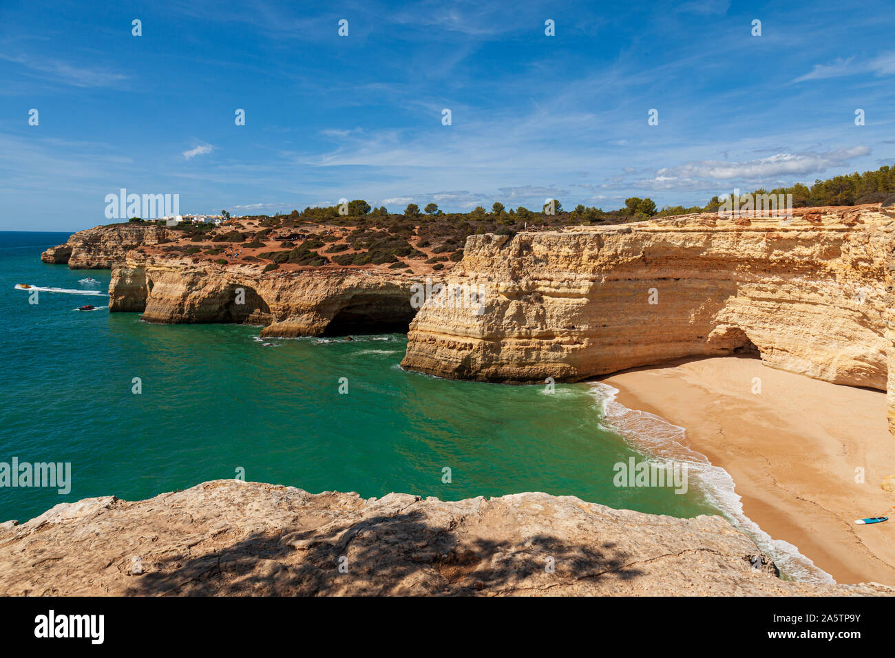 Vue de la côte de l'algarve la fin de l'été d'affleurements rocheux grottes et falaises de la mer Banque D'Images