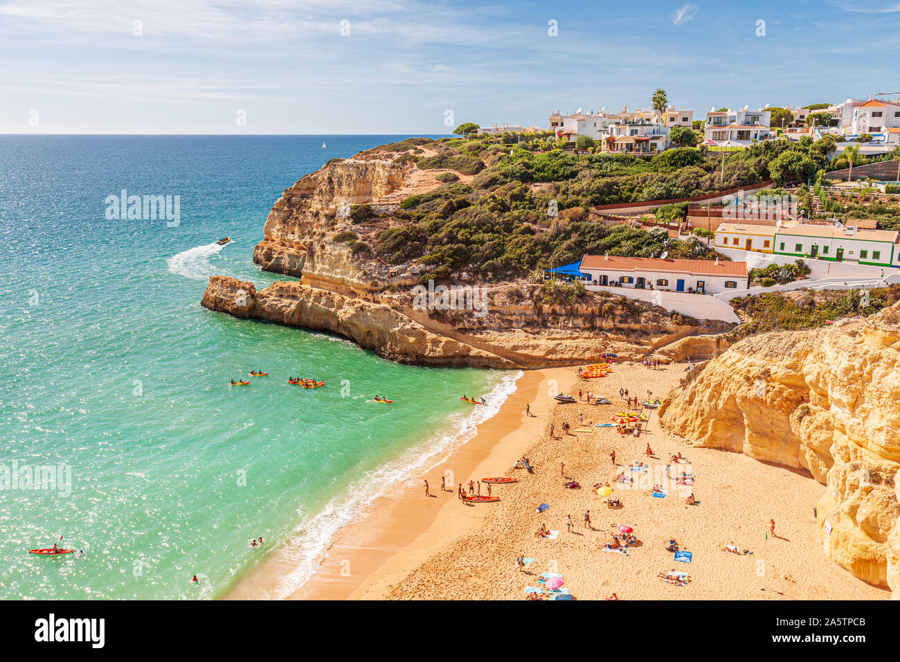 Plage sur la côte de l'Algarve au Portugal la fin de l'été Banque D'Images