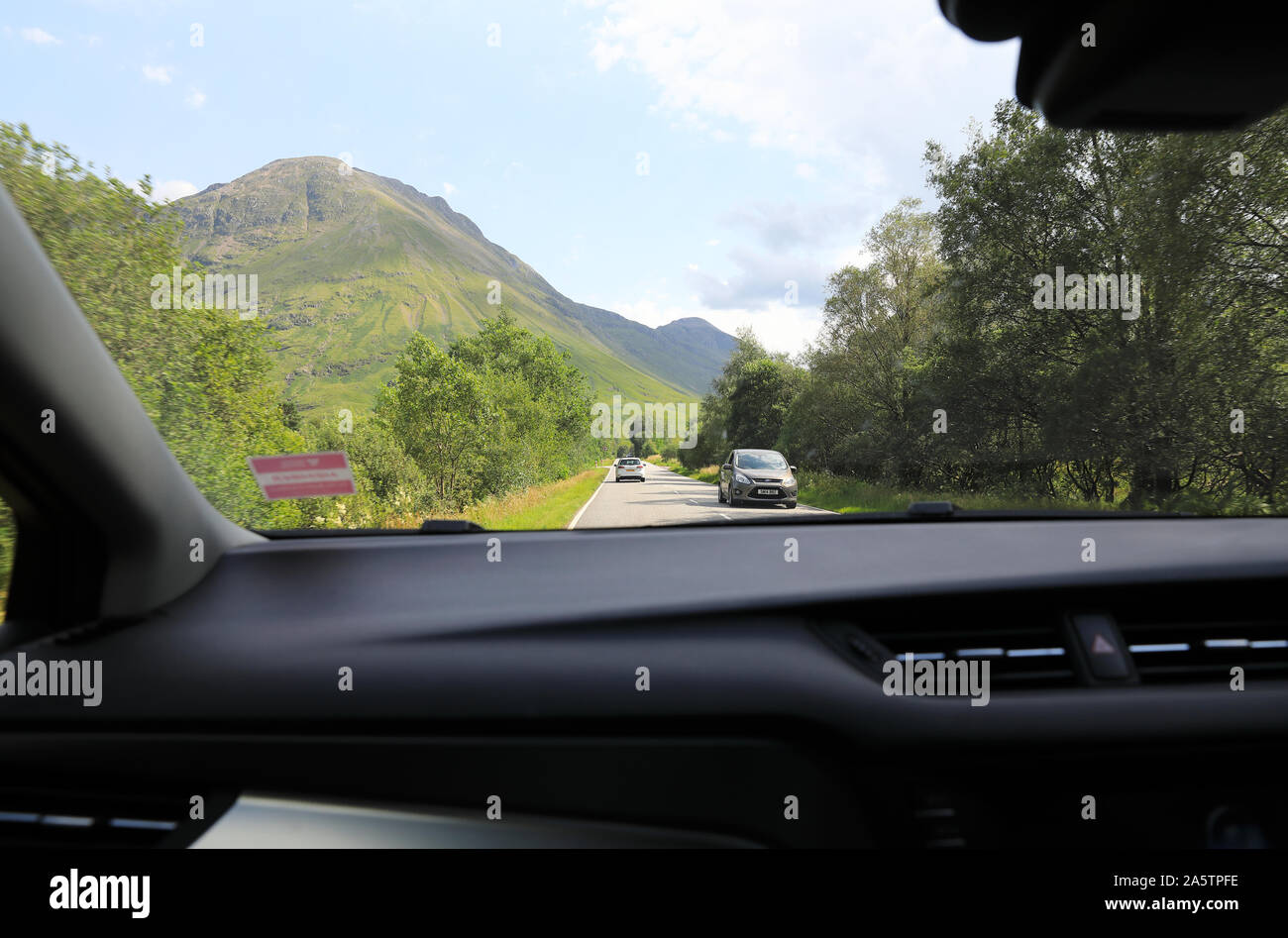 Au volant du sud sur l'A82 à travers les spectaculaires montagnes de Glencoe, dans les Highlands écossais, UK Banque D'Images