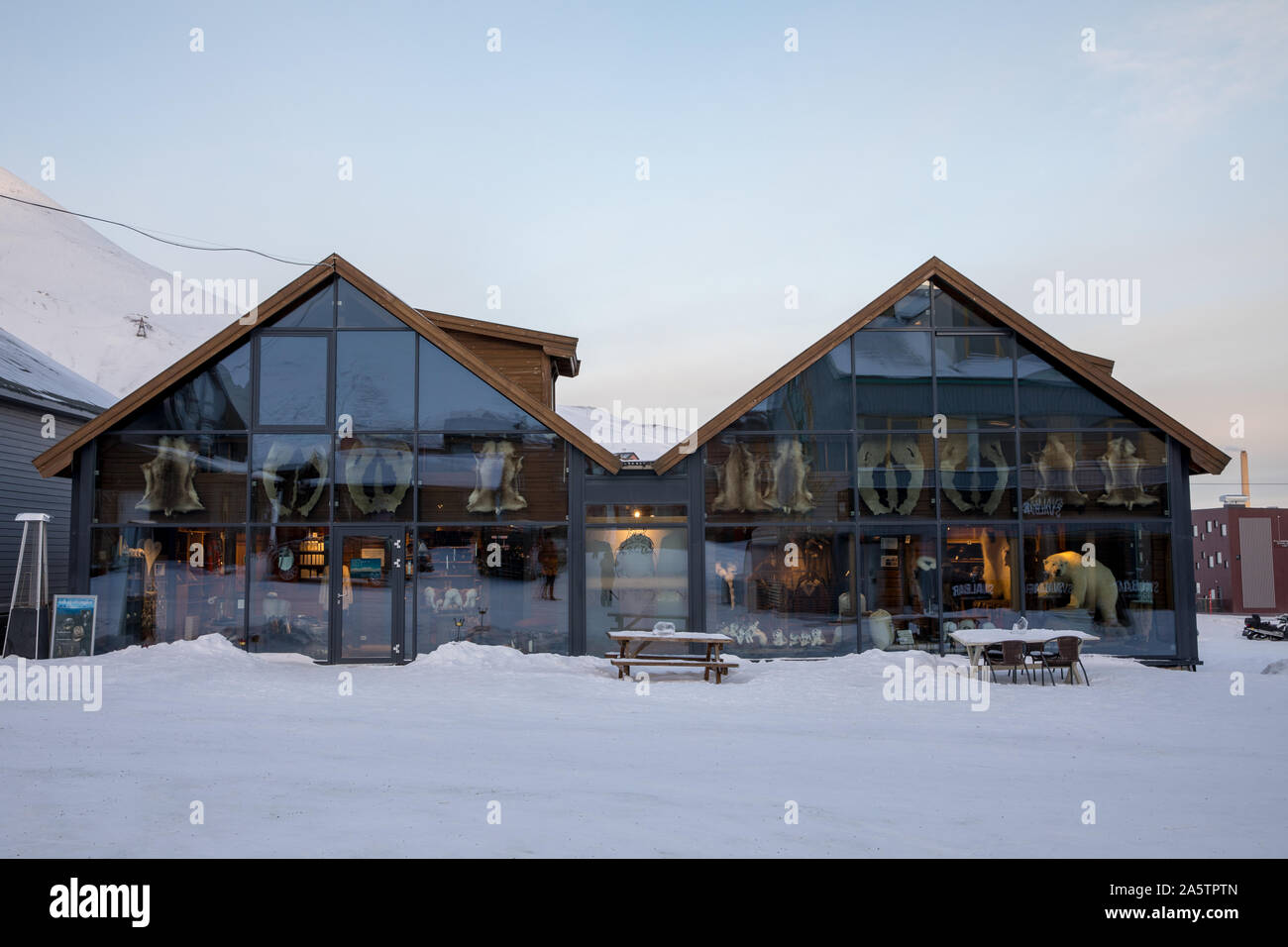 Longyearbyen, Svalbard en Norvège - Mars 2019 : Skinnboden est une boutique de vente de fourrure de renne et d'étanchéité. Banque D'Images