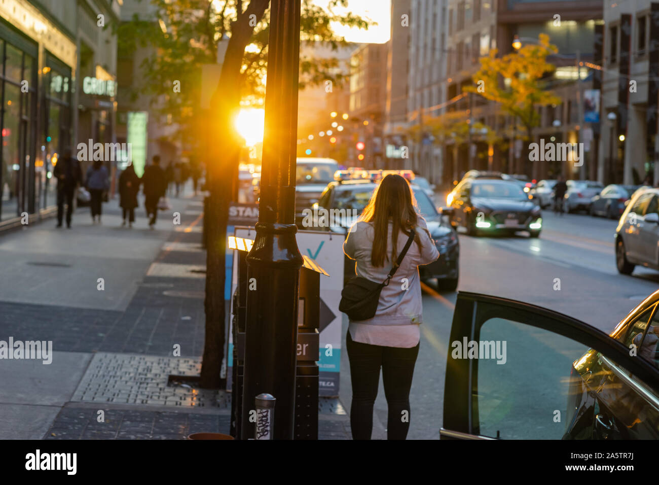 La rue Yonge à Toronto s'illuminèrent un instant durant ce dimanche après-midi. J'ai été très chanceux d'être prêts-à-photographier. Banque D'Images