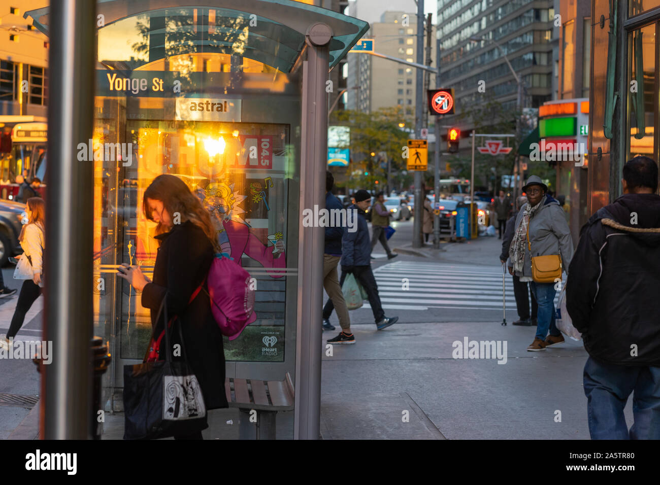 La rue Yonge à Toronto s'illuminèrent un instant durant ce dimanche après-midi. J'ai été très chanceux d'être prêts-à-photographier. Banque D'Images