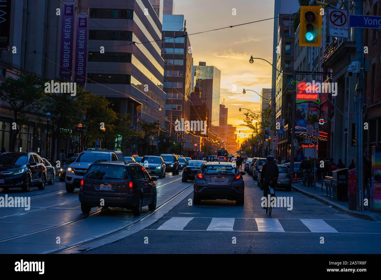 La rue Yonge à Toronto s'illuminèrent un instant durant ce dimanche après-midi. J'ai été très chanceux d'être prêts-à-photographier. Banque D'Images