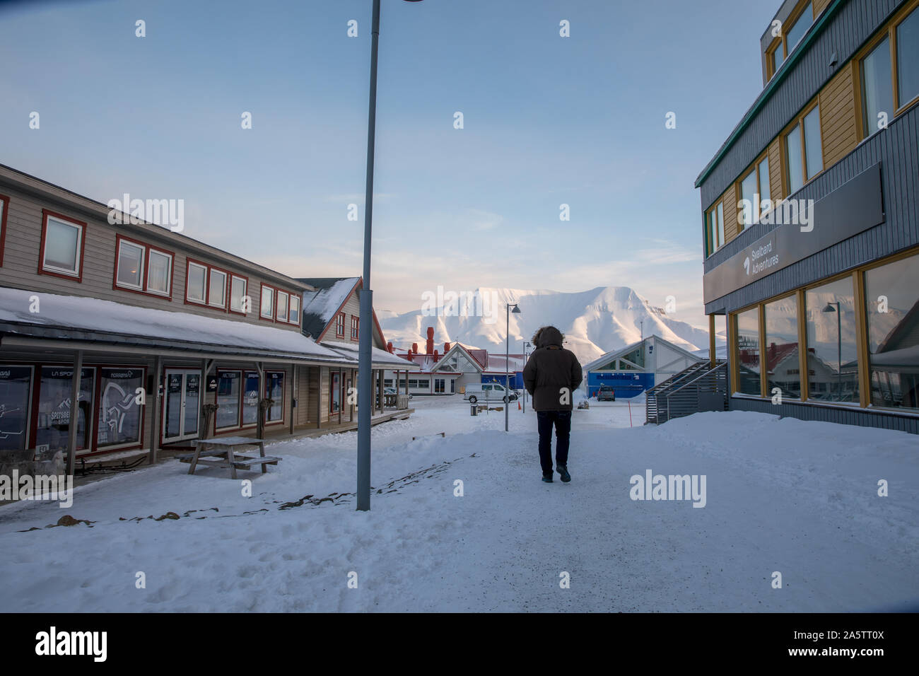 Longyearbyen, Svalbard en Norvège - Mars 2019 - homme marchant dans la rue à Longyearbyen. Banque D'Images