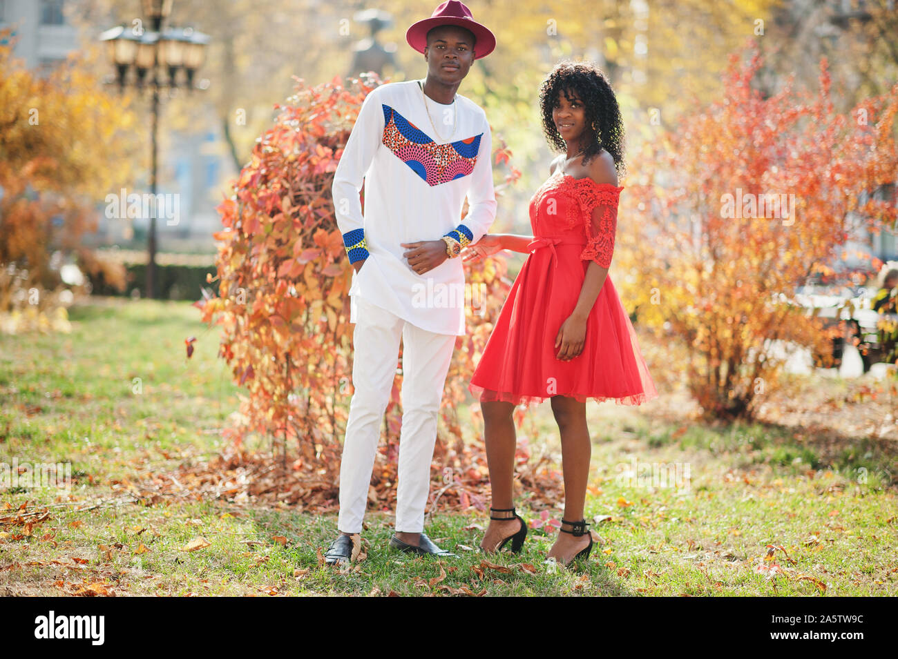 Trendy élégant couple afro france posés ensemble au jour d'automne. Des modèles africains noirs dans l'amour. Banque D'Images