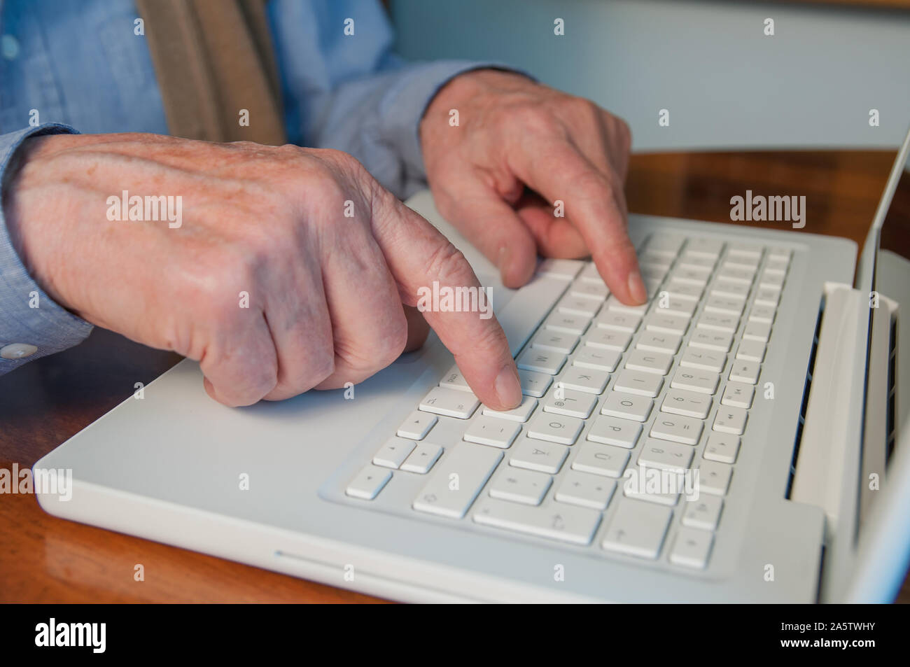Les mains de la saisie sur clavier d'ordinateur portable Banque D'Images