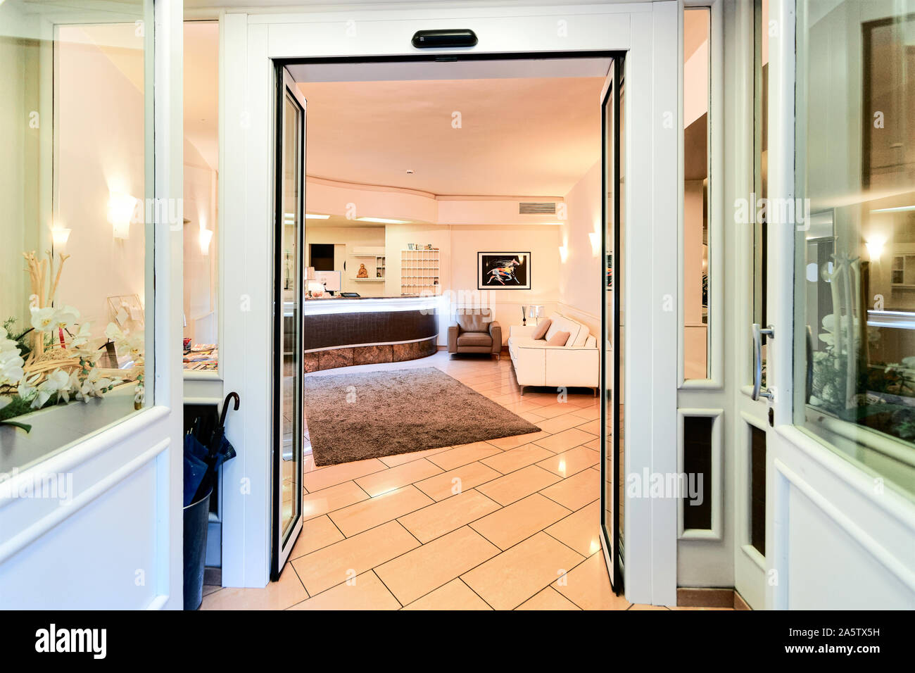 Porte d'entrée à la réception de l'hôtel avec table 24 Banque D'Images