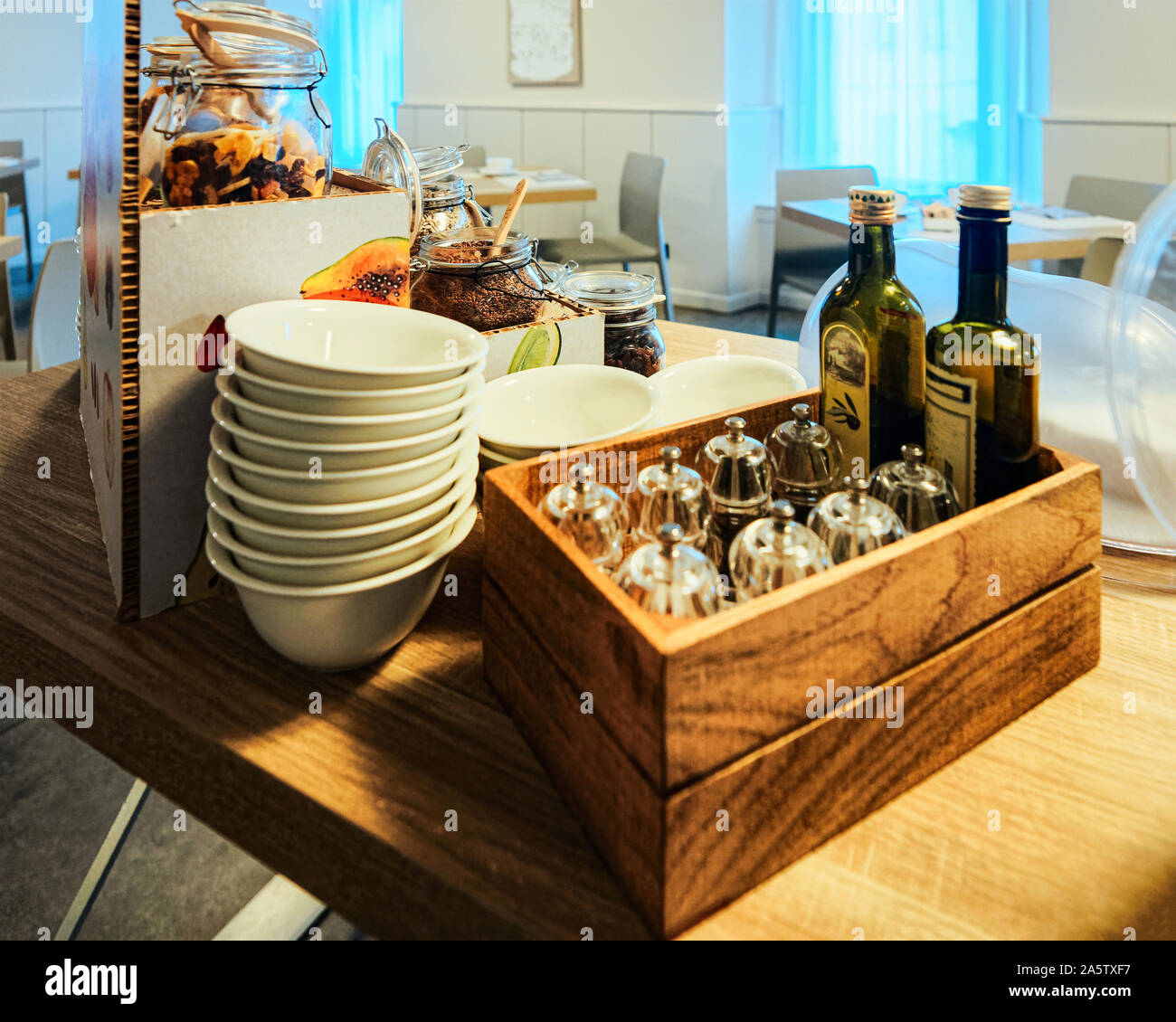Bols plaque avec salière et poivrière végétarienne olive oil Banque D'Images