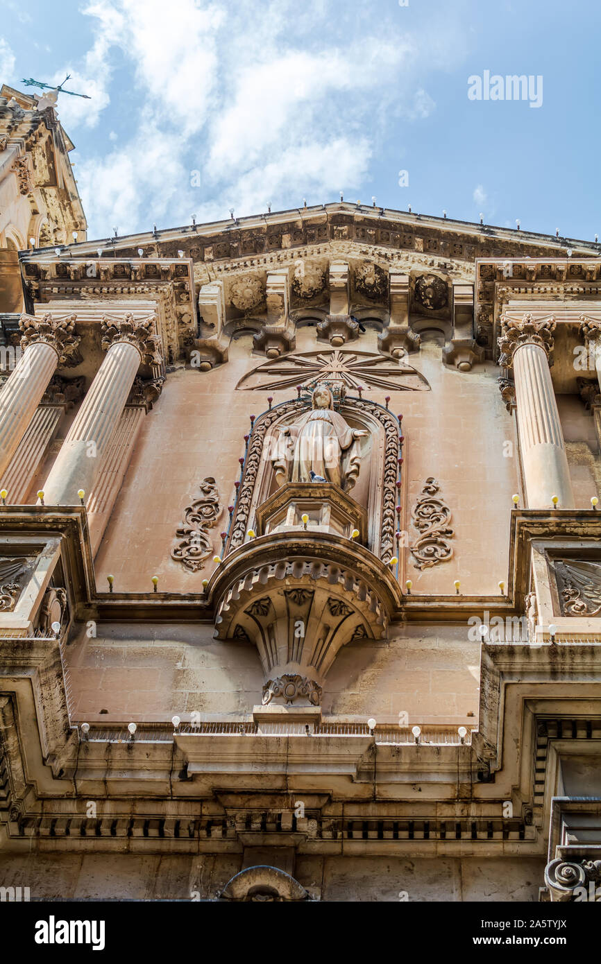 Façade baroque de l'église de St Paul's naufrage à La Valette, Malte. C'est une paroisse catholique romaine et l'église est l'une des plus anciennes églises de La Valette. Banque D'Images