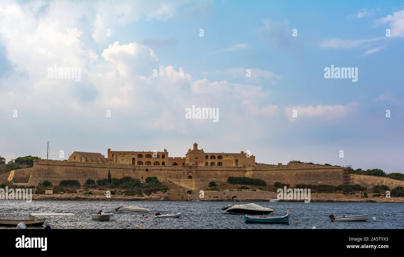 Vue de Fort Manoel de La Valette, Malte, avec plusieurs bateaux à l'avant. C'est un étoiles fort sur l'île Manoel de Gzira, Malte, construit au 18e siècle b Banque D'Images